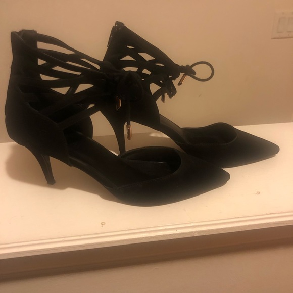 Black heels that tie around the ankles - Picture 3 of 4